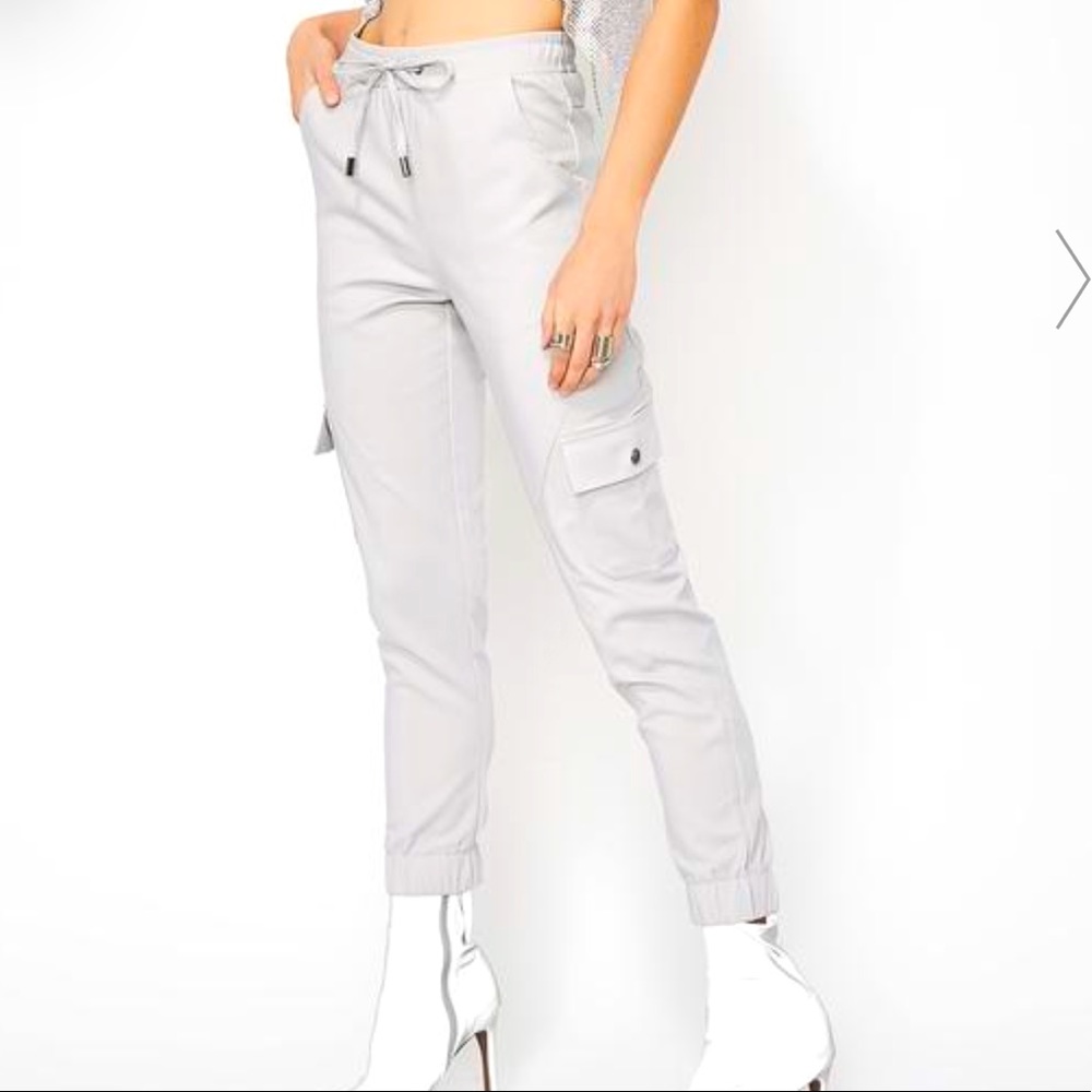 Originally bought from Dolls Kill, Gray cargo pants! Great condition! Size L